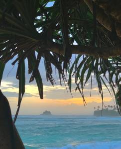 米迪加马东Aldea bleu的日落时从海滩欣赏到海景