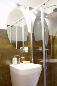 罗马乔欧酒店的一间带水槽和镜子的浴室
