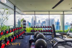 吉隆坡The Colony & The Luxe, Kuala Lumpur by Canopy Lives的享有城市景致的健身房