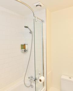 克劳利Luxury 2 BR Fully Furnished Flat in Crawley - 2 FREE Parking Spaces的浴室里设有玻璃门淋浴