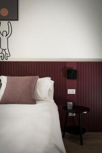 博洛尼亚Mitico Hotel & Natural Spa的卧室配有白色的床和小桌子