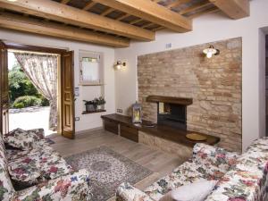 法诺Belvilla by OYO Villa Vanessa Coccinella的客厅设有两张沙发和一个石头壁炉