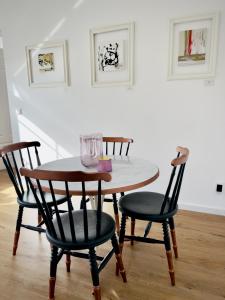 比勒费尔德Gallery Apartment Bielefeld的一张带四把椅子的木桌和一张带眼镜的桌子