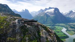 IsfjordenKavliskogen panorama的山边的火车