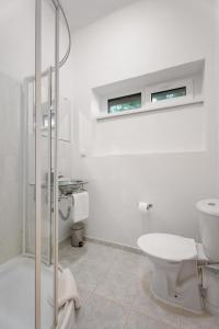 鲁哈科维斯Vila Charleston的白色的浴室设有卫生间和水槽。