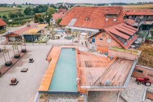 拉芬斯堡Gut Hügle Erlebnishof & Spa的城市游泳池的顶部景观