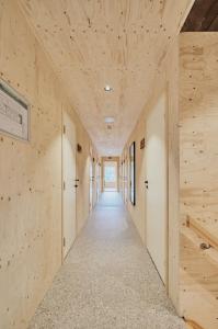 史特林Lodgen Stryn的走廊设有木镶板墙和长长的走廊