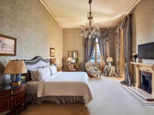 卢克索卢克索索菲特冬宫酒店的卧室配有一张白色大床和壁炉