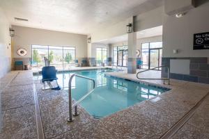 杜兰戈杜兰戈汉普顿酒店的一座带椅子的游泳池