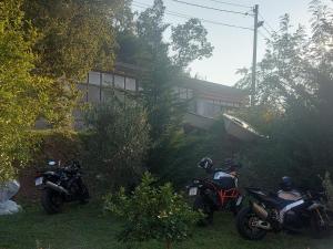 布德瓦Guesthouse P&A的两辆摩托车停在房子的院子内