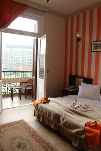 开罗City View Museum Hotel的酒店客房设有一张床和一个阳台。