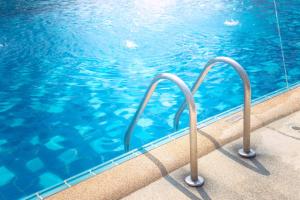 贾朗达尔贾朗达尔丽筠酒店的一个蓝色海水游泳池的形象