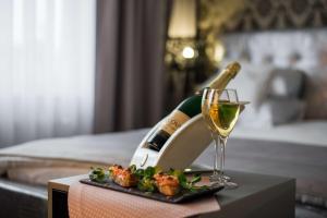 大诺伊达大诺伊达区丽笙酒店的一瓶香槟和一张桌子上的葡萄酒杯