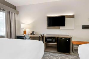 夏洛特港夏洛特港拉金塔旅馆及套房的配有一张床和一台平面电视的酒店客房