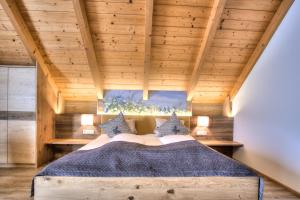 黑马戈尔nawu apartments的卧室配有木制天花板上的床铺