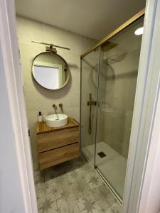 哈恩Apartamento jontoya1的一间带水槽、镜子和淋浴的浴室
