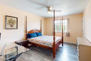 基林Killeen Serene的一间卧室配有一张床和吊扇
