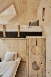 史特林Lodgen Stryn的木墙客房的两张双层床