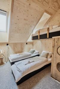 史特林Lodgen Stryn的配有木天花板的客房设有两张床。