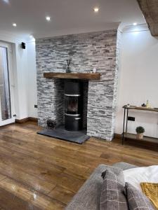 埃布韦尔Modern Newly Renovated 3 Story House in Ebbw Vale的客厅设有砖砌壁炉和沙发。