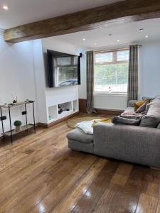 埃布韦尔Modern Newly Renovated 3 Story House in Ebbw Vale的带沙发和木地板的客厅