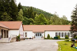 SchalkauFerienpark Thüringer Wald的一座白色的大建筑,有红色的屋顶