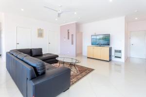 堪培拉Tuggeranong Short Stay #06C - Sleeps 6的客厅配有沙发和桌子