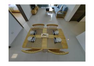 振林山Xtu 2Bedroom Sea View at Forest City--民宿的一张带椅子的木桌和一个蛋糕