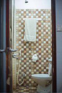 卡拉奇GOHO Rooms Badar的一间带卫生间和淋浴的小浴室