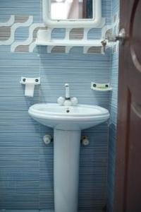 卡拉奇GOHO Rooms Badar的浴室设有白色水槽和镜子