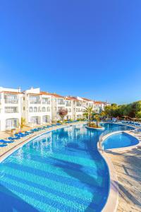 萨卡莱塔Vibra Caleta Playa Apartmentos-3SUP的度假村内的大型蓝色海水游泳池