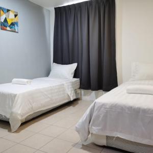拉布安Hotel Seroja的一间卧室设有两张床和窗户。