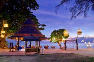 高兰Beach Bungalow at Lanta Resort的海滩上的凉亭