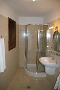 特里亚夫纳爱特姆咖麟酒店的带淋浴和盥洗盆的浴室