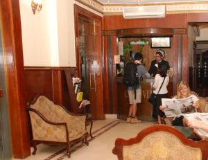 开罗City View Museum Hotel的一群站在房间里的人