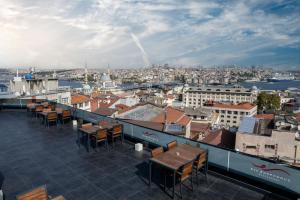 伊斯坦布尔Demiray Hotel Old City的从建筑屋顶上可欣赏到城市美景