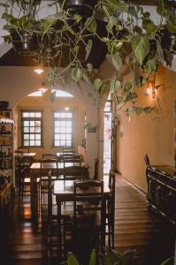 萨尔瓦多Pousada Beija Flor的一间在房间内配有桌椅的餐厅