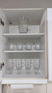 瓜伊马延Departamento en Mendoza的装满了玻璃碗和杯子的橱柜