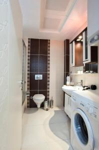 安塔利亚客房公寓式酒店的一间带卫生间和洗衣机的浴室。