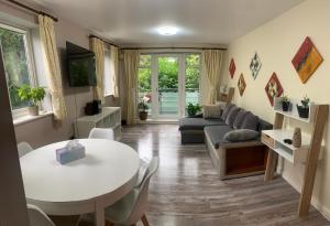 邓斯特布尔Grove flat - two bedroom flat in central Dunstable的客厅配有桌子和沙发