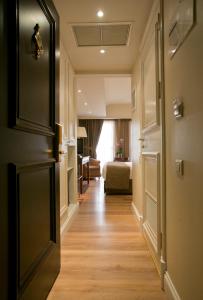 雅典赫拉酒店的走廊设有通往客厅的门