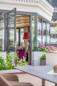 伊施格尔Trofana Royal 5-Sterne Superior Resort的一间设有桌子和一些植物的房间