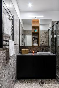 敖德萨WOL 121 by Ribas的一间带黑色柜台和水槽的浴室