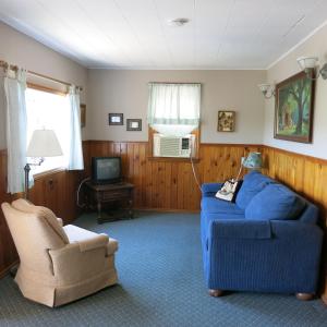 乔治湖The Austin Inn的客厅配有蓝色的沙发和椅子