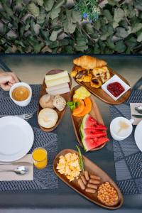 里斯本DAH酒店 - 多姆阿丰索亨利克斯的一张桌子,上面有四盘食物