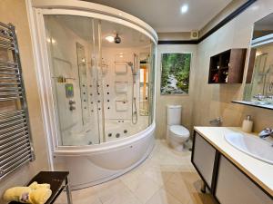 托雷德尔马尔Luxury House Relax - Alojamientos La Torre的带淋浴、卫生间和盥洗盆的浴室