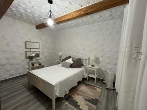 圣克鲁斯-德特内里费Casa Rural Juli的白色卧室配有床和桌子