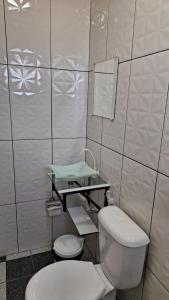 PortelSaymon Hotel的一间带卫生间和水槽的小浴室