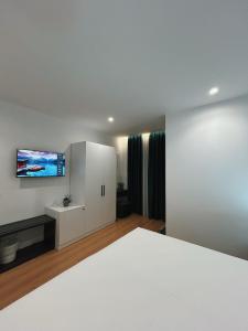 地拉那Clinton Tirana Inn的一间卧室配有一张床和一台平面电视