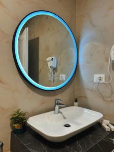 地拉那Clinton Tirana Inn的一间带水槽和镜子的浴室